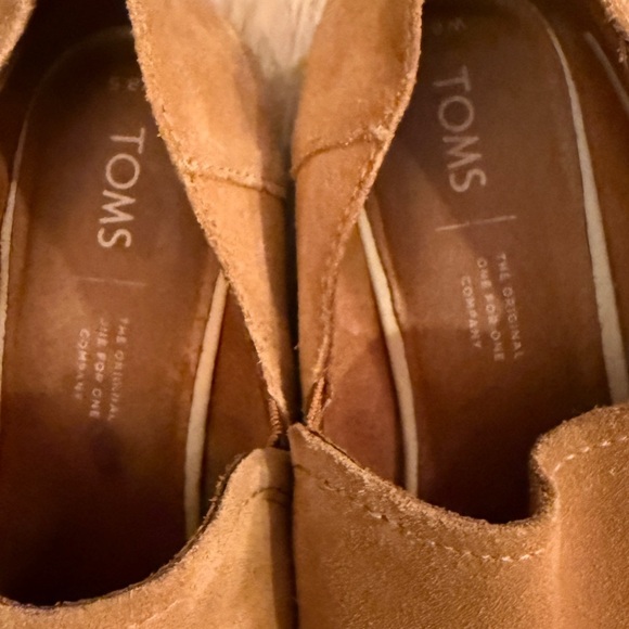 Toms Tan Shaye Loafers Slip-On Suede Loafers. - Picture 3 of 7